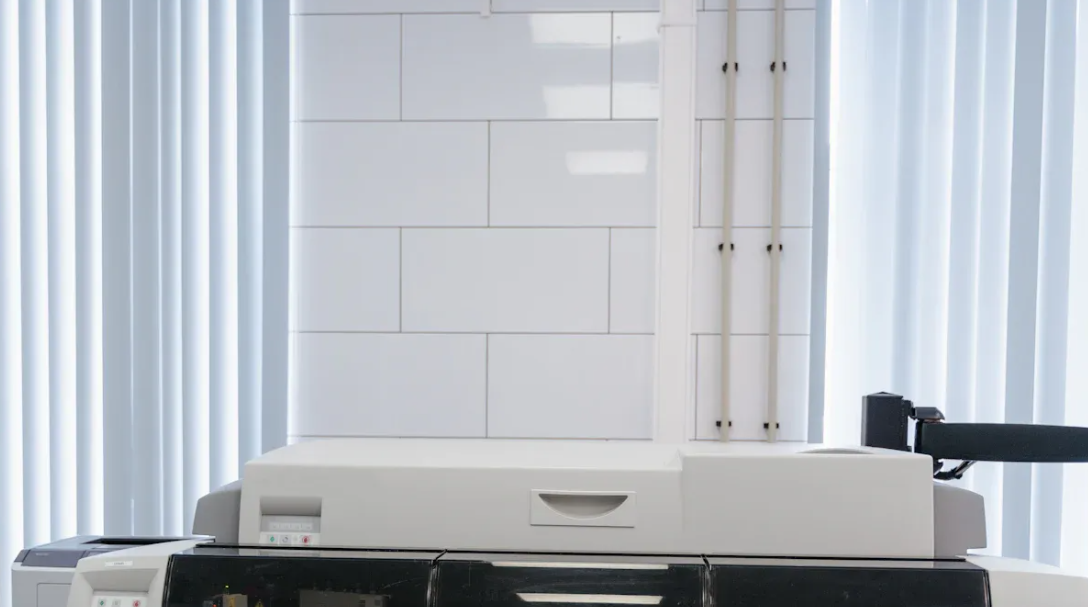 À l'aide d'un spectrophotomètre